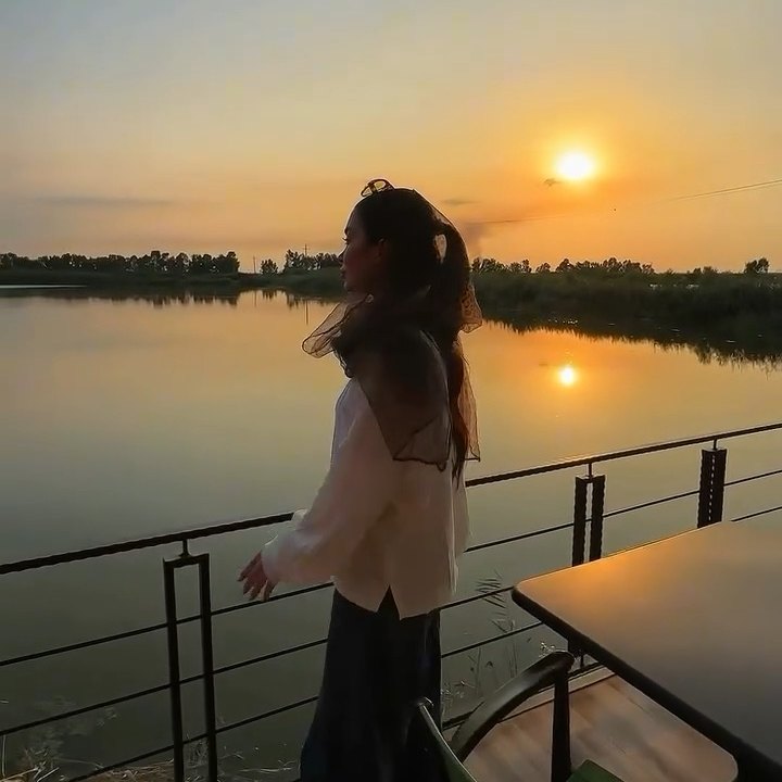 بالکن اقامتگاه هنگام غروب