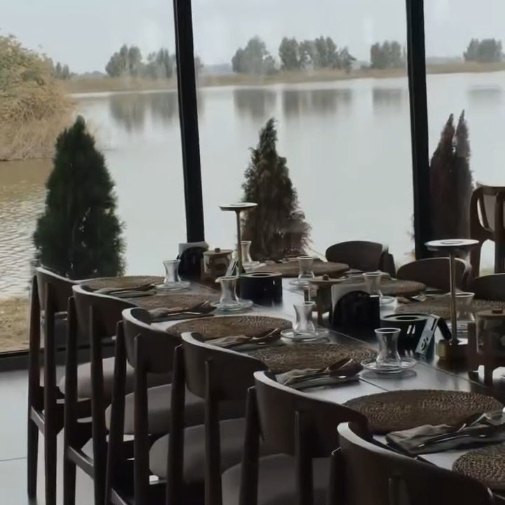 میز غذا کنار دریاچه