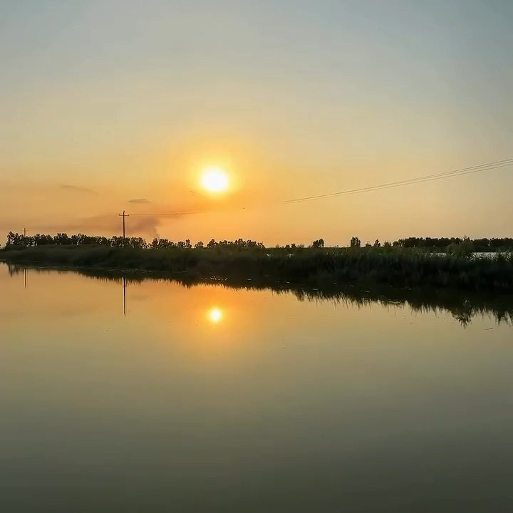 غروب کنار دریاچه